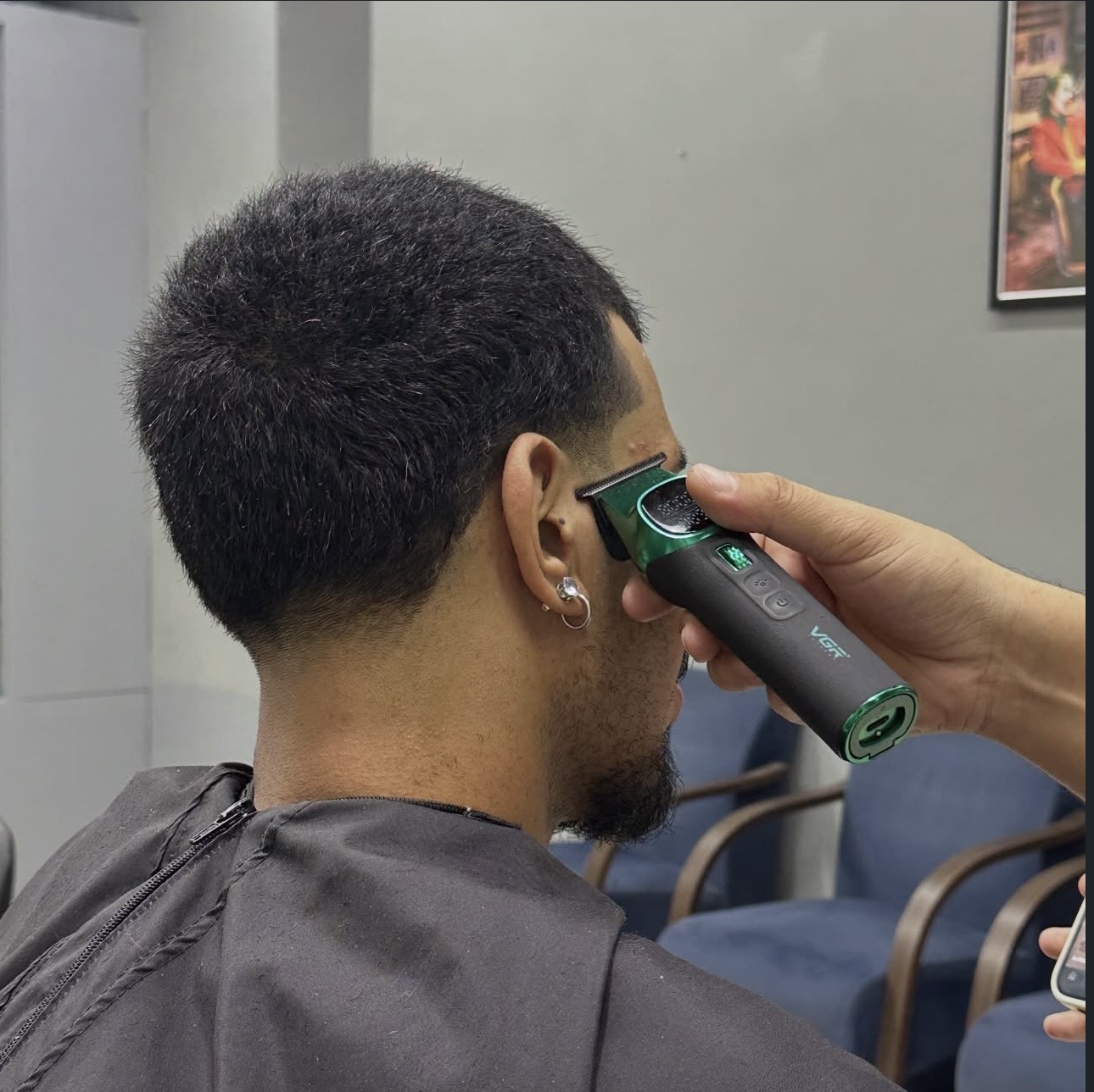 Acabamento com máquina em cliente na Barbearia Calcki