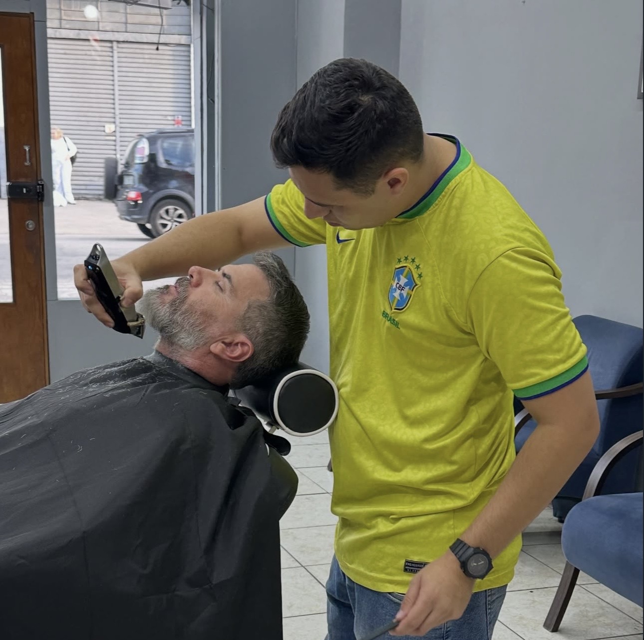 Barbeiro realizando atendimento na Barbearia Calcki