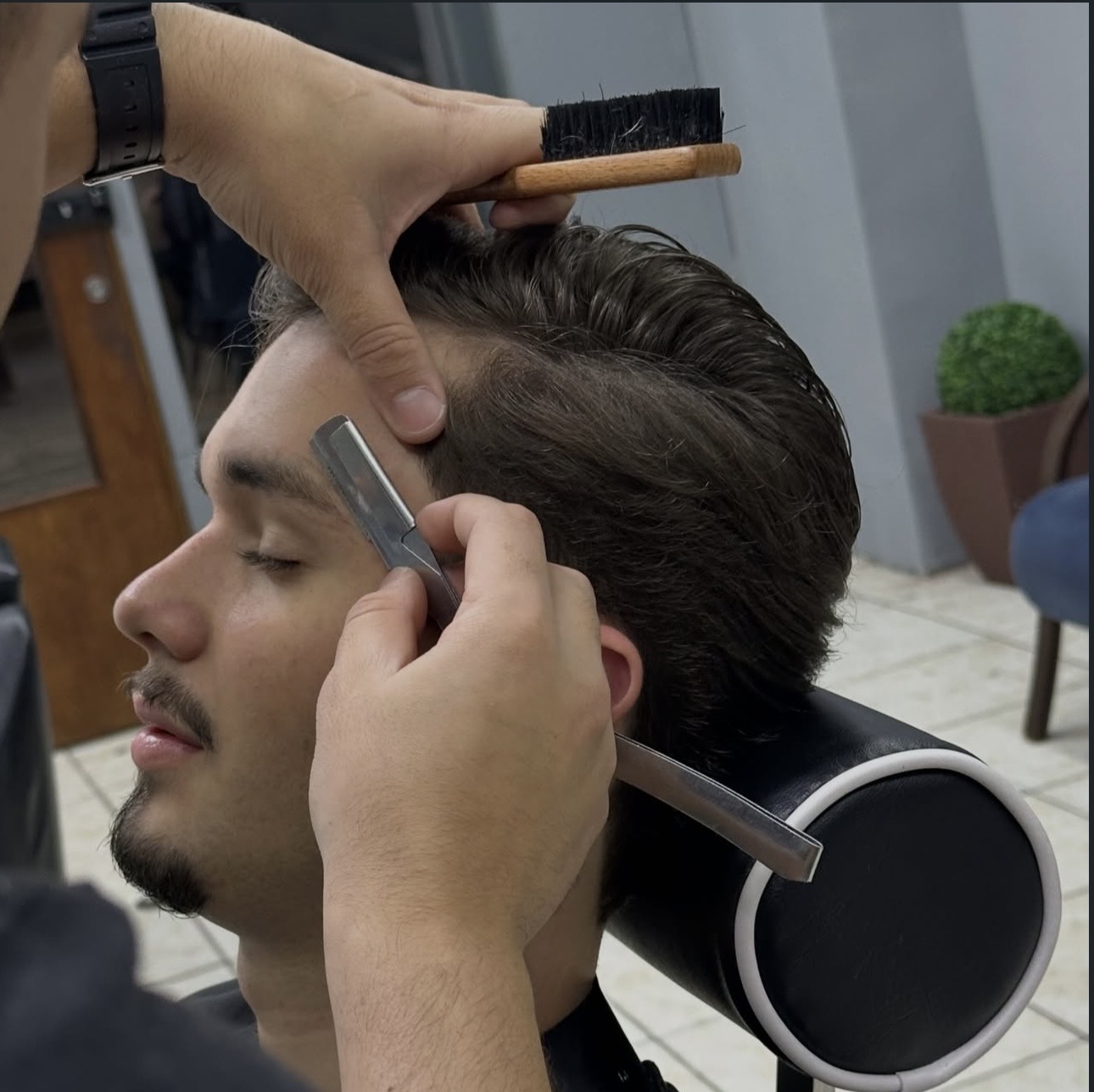 Acabamento com navalha na Barbearia Calcki