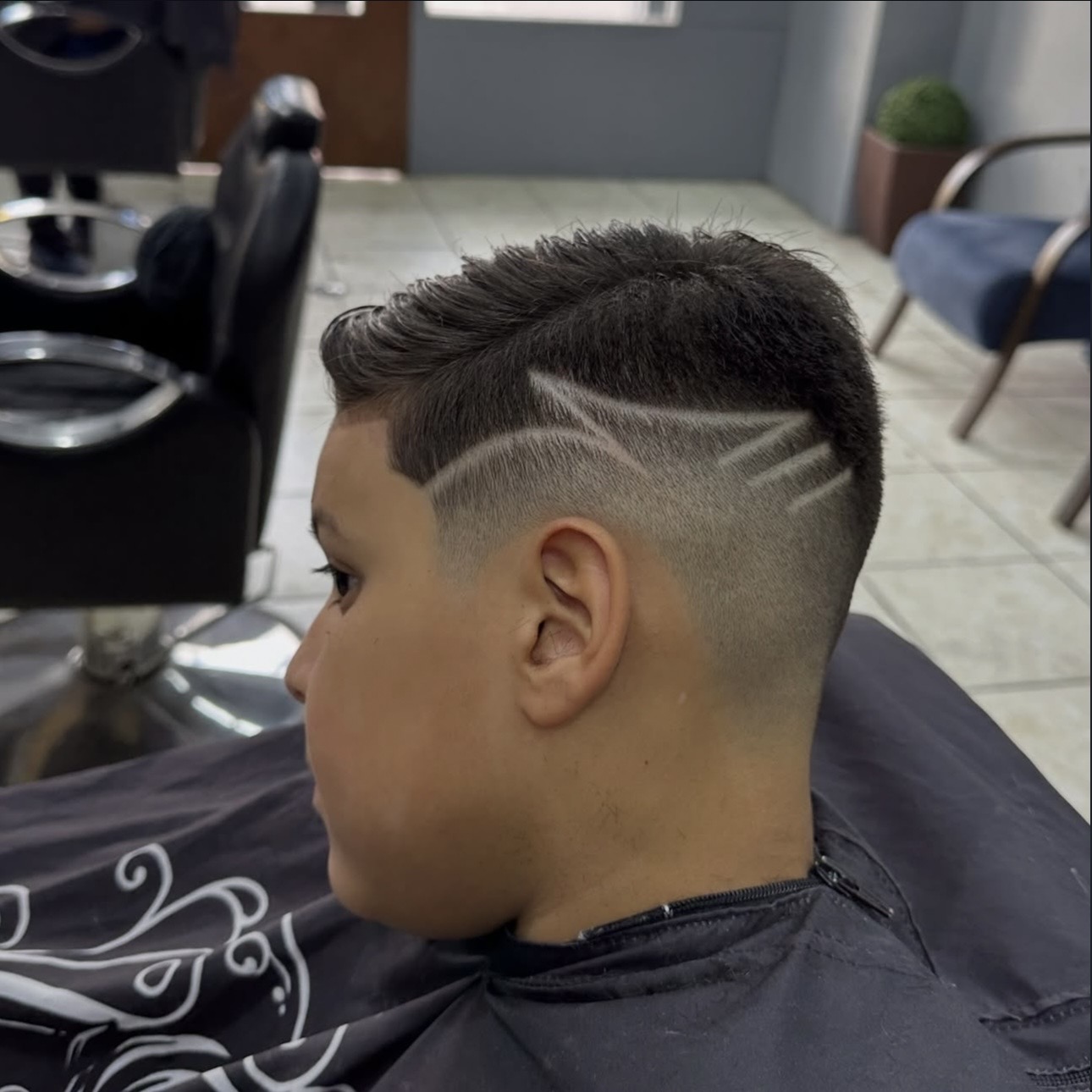 Corte com risco desenhado na Barbearia Calcki
